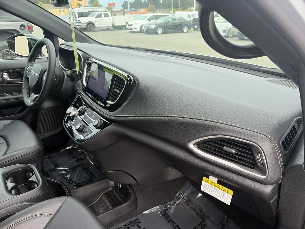 Used 2026 Chrysler Pacifica Select AWD/4WD image 23