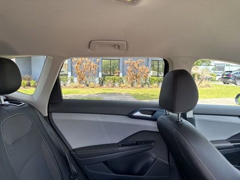 Used 2024 Volkswagen Taos SE image 14