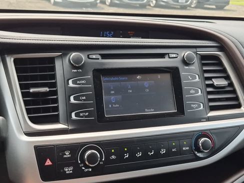 Used 2017 Toyota Highlander LE FWD image 17