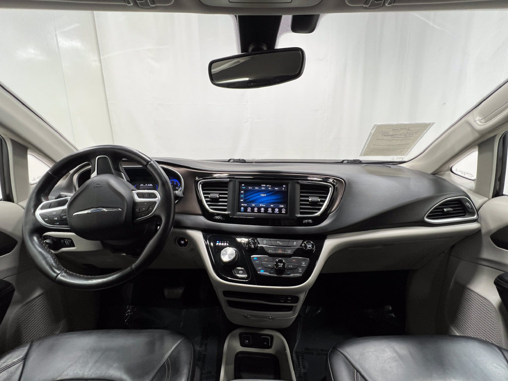 Used 2019 Chrysler Pacifica Touring-L FWD image 18