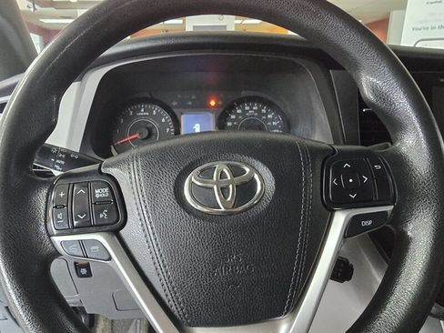 Used 2015 Toyota Sienna LE FWD image 22