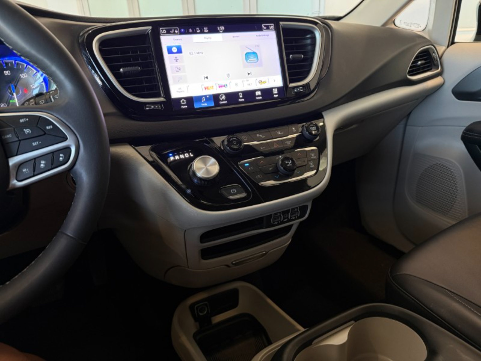 Used 2024 Chrysler Pacifica Touring-L FWD image 39