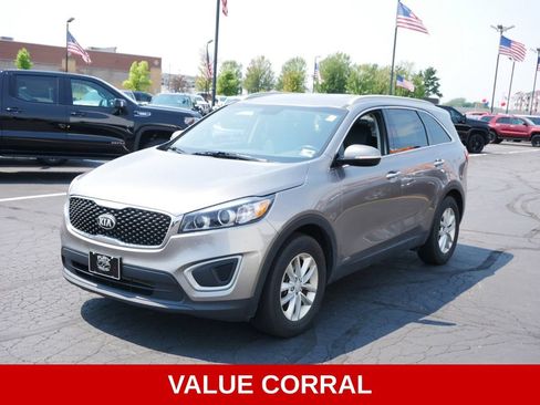 Used 2017 Kia Sorento AWD w/ LX Convenience Package image 4