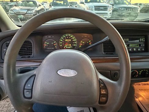 Used 2001 Ford Crown Victoria RWD image 10