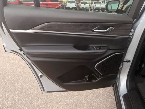 Used 2022 Jeep Grand Cherokee L Limited image 15