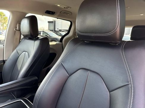 Used 2024 Chrysler Pacifica Touring-L image 25