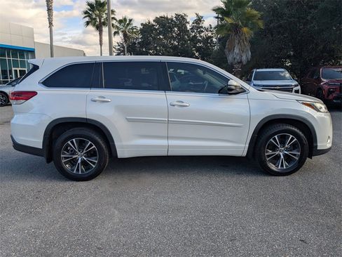 Used 2018 Toyota Highlander LE image 2