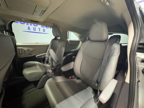 Used 2021 Toyota Sienna XLE image 20