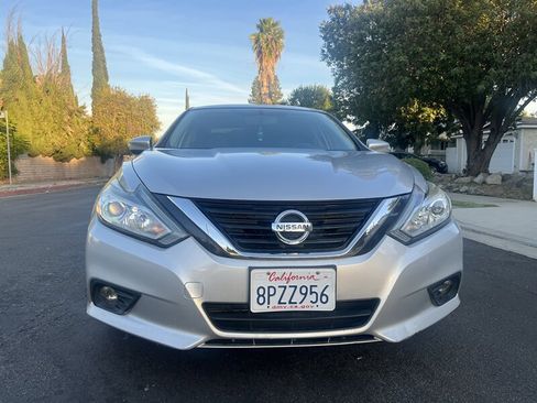 Used 2017 Nissan Altima 2.5 SL w/ Moonroof Package image 2