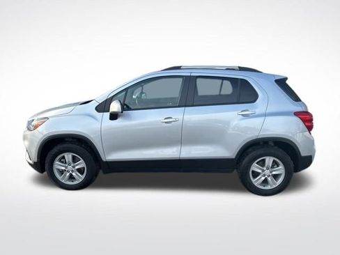 Used 2022 Chevrolet Trax LT w/ LT Convenience Package image 2