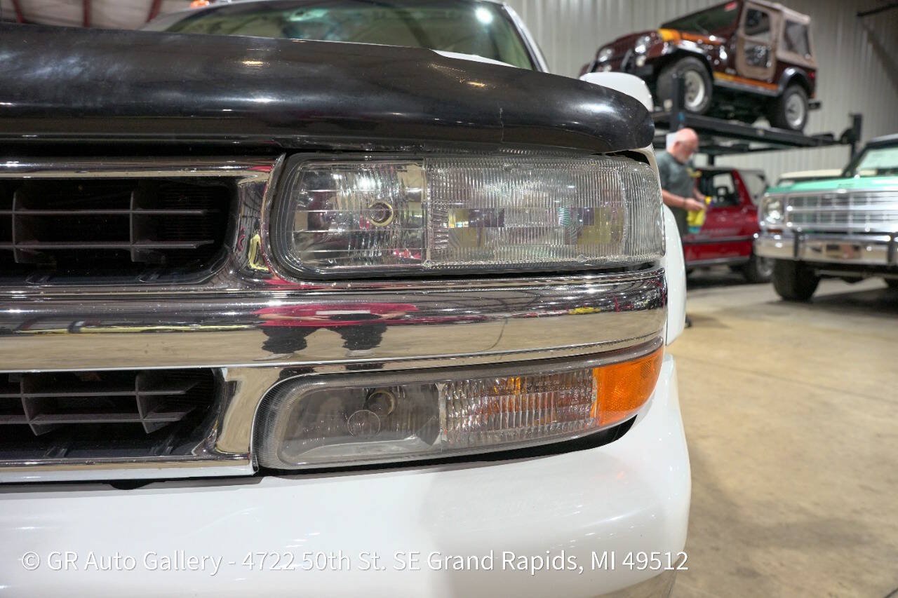 Used 2003 Chevrolet Suburban 2500 LT w/ LT Preferred Equipment Group AWD/4WD image 38