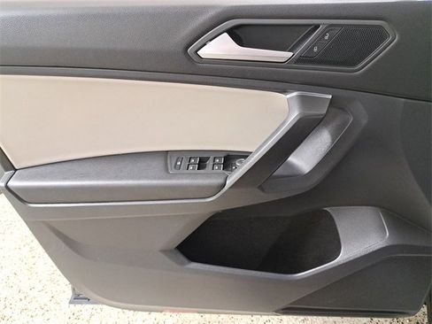 Used 2021 Volkswagen Tiguan SE w/ Panoramic Sunroof Package image 23