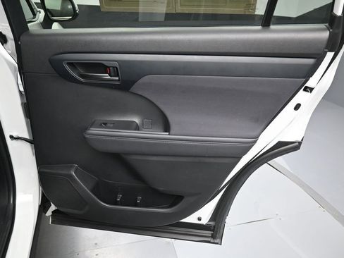 Used 2023 Toyota Highlander L FWD image 32