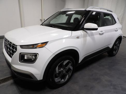 Used 2023 Hyundai Venue SEL w/ Cargo Package FWD image 4