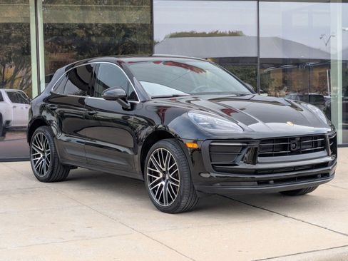 Certified 2025 Porsche Macan image 7