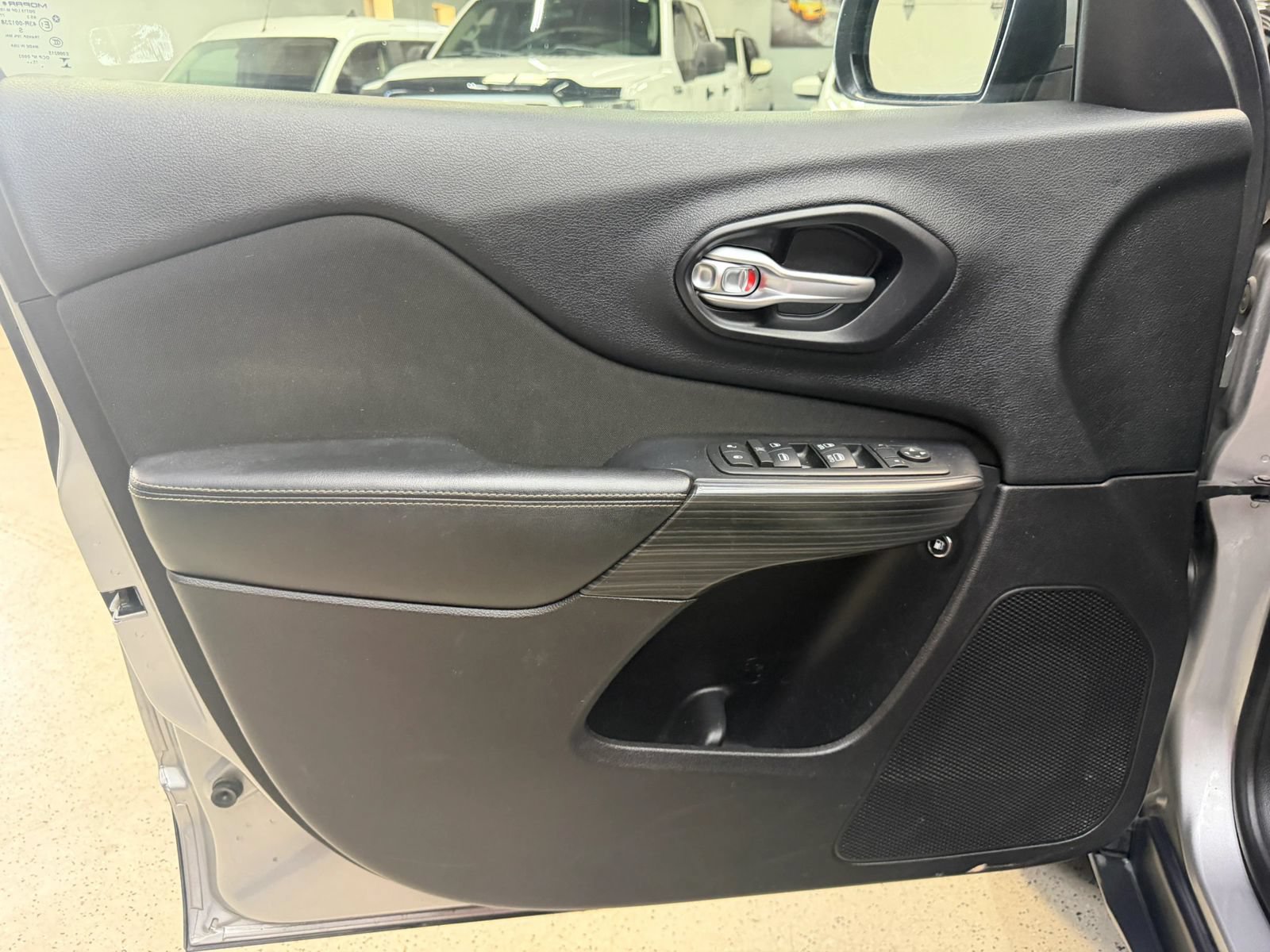Used 2016 Jeep Cherokee Latitude FWD image 34