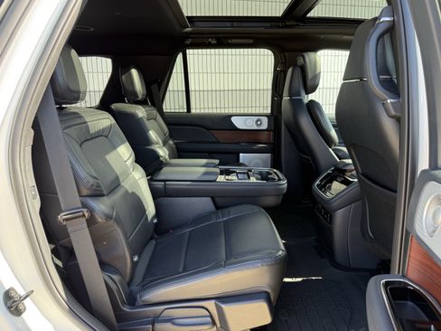 Used 2024 Lincoln Navigator Reserve AWD/4WD image 7