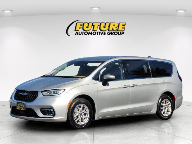 Used 2023 Chrysler Pacifica Touring-L FWD image 5