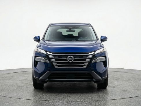 Used 2025 Nissan Rogue SV image 2