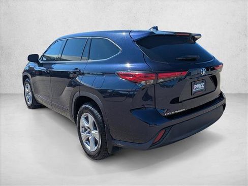 Used 2021 Toyota Highlander LE AWD/4WD image 8