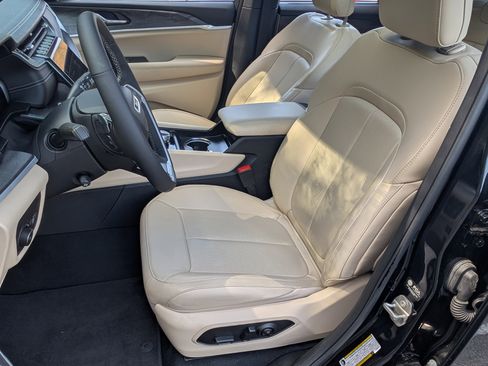 Used 2025 Jeep Grand Cherokee Limited w/ Luxury Tech Group II image 17