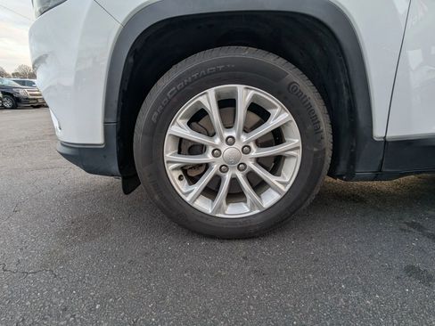 Used 2019 Jeep Cherokee Latitude w/ Popular Appearance Group image 21