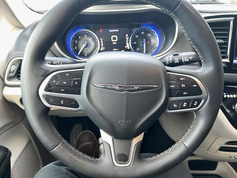 Used 2022 Chrysler Pacifica Touring-L image 25