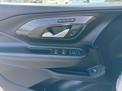 Used 2024 GMC Terrain SLT image 11