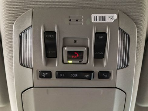 Used 2021 Toyota Highlander XLE AWD/4WD image 28