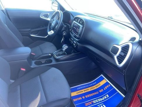 Used 2022 Kia Soul LX image 8