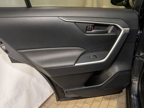 Used 2019 Toyota RAV4 LE image 8