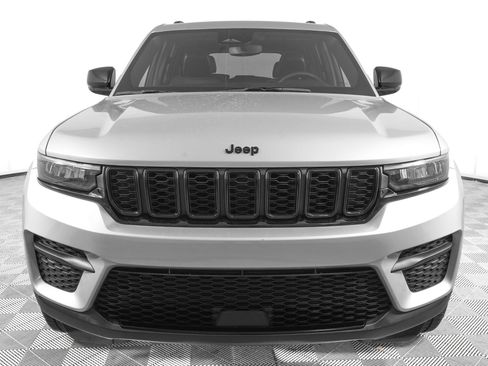 Used 2023 Jeep Grand Cherokee Altitude AWD/4WD image 2