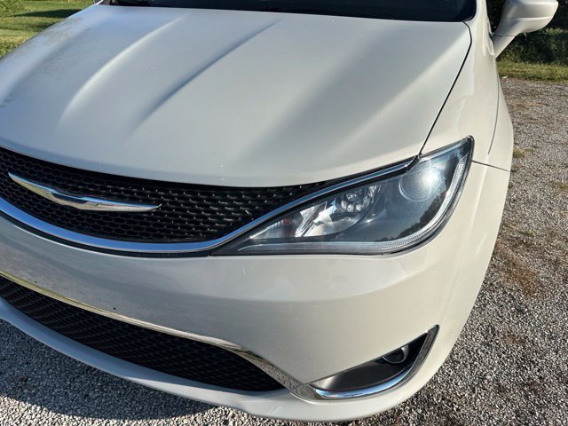 Used 2017 Chrysler Pacifica Touring-L Plus FWD image 22