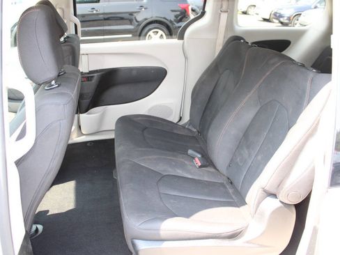 Used 2018 Chrysler Pacifica L FWD image 18
