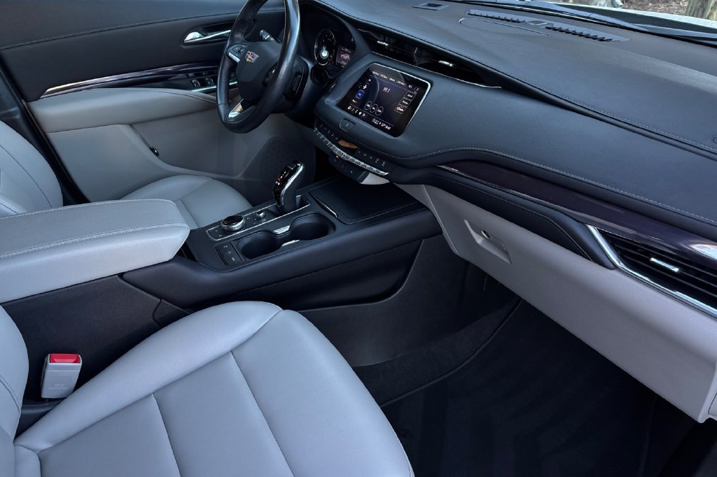 Used 2022 Cadillac XT4 Luxury w/ Driver Awareness Package FWD image 18