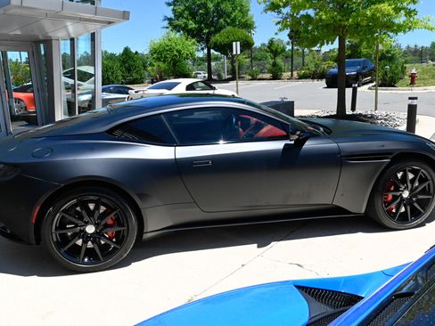 Used 2021 Aston Martin DB11 Coupe RWD image 4