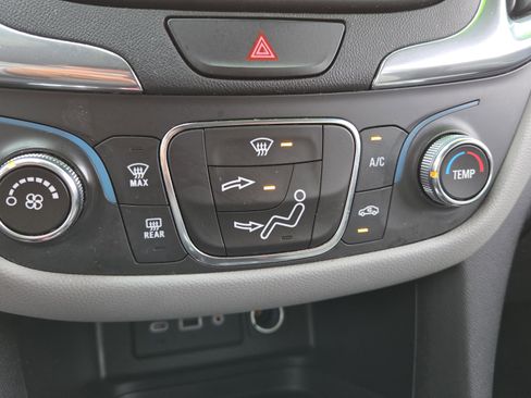 Used 2019 Chevrolet Equinox LS image 32