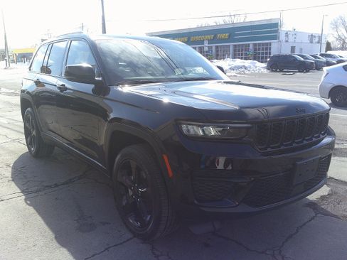 Used 2023 Jeep Grand Cherokee Altitude image 9