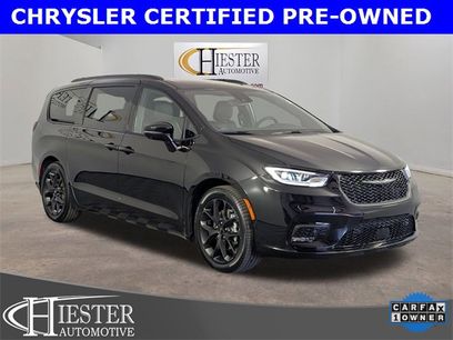 Used 2024 Chrysler Pacifica Limited w/ Uconnect Theater Family Group