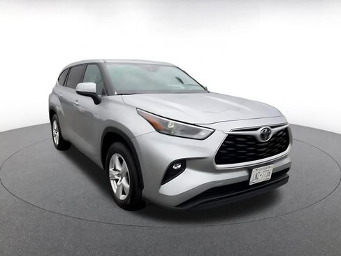 Used 2025 Toyota Highlander LE image 3