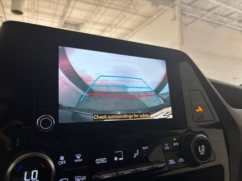 Used 2025 Toyota Highlander LE FWD image 25