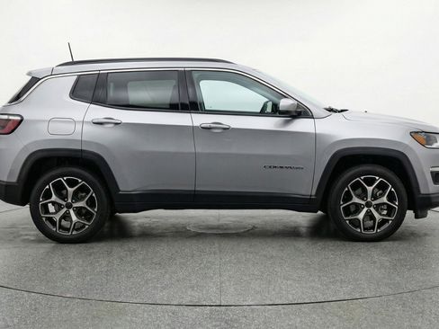 Used 2025 Jeep Compass Limited AWD/4WD image 11