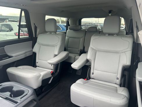 Used 2025 Ford Expedition Max Platinum AWD/4WD image 28
