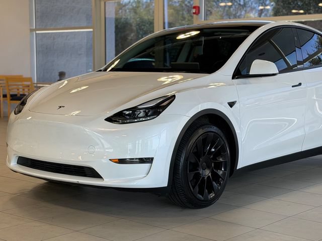 Used 2024 Tesla Model Y Long Range AWD/4WD image 3