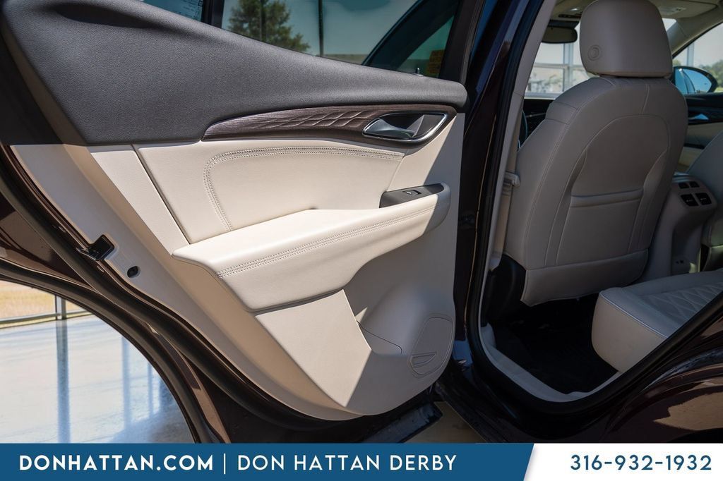 Used 2022 Buick Envision Avenir w/ Premium Seat Package FWD image 17