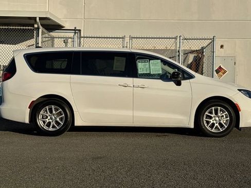 Used 2024 Chrysler Voyager LX image 3