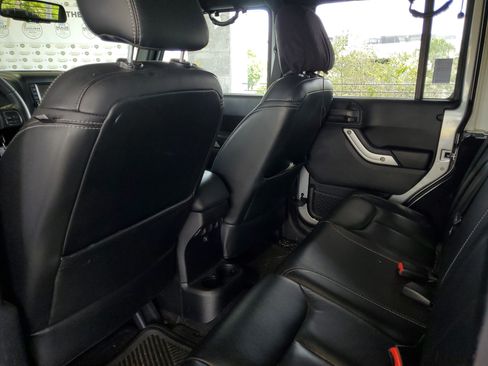 Used 2014 Jeep Wrangler Unlimited Sahara w/ Dual Top Group AWD/4WD image 9