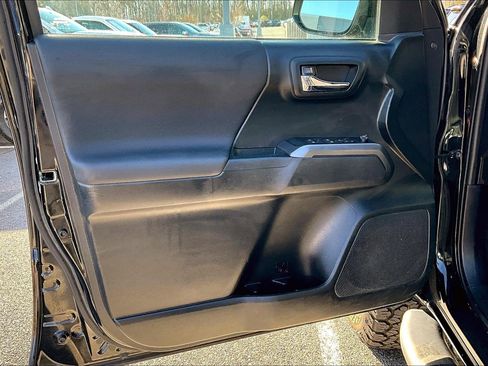 Used 2019 Toyota Tacoma TRD Sport image 19
