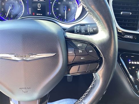 Used 2020 Chrysler Pacifica Touring-L image 22