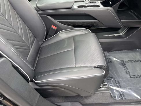 Used 2026 Cadillac Vistiq Platinum w/ LPO, Floor Liner Package AWD/4WD image 28